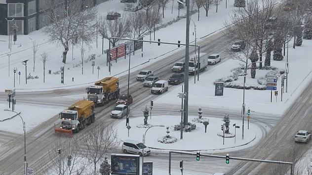 Elazığ Belediyesi tuzlama ve solüsyon çalışmalarını sürdürüyor