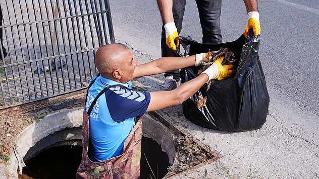 Elazığ Belediyesi yağmur suyu ızgaralarında temizlik çalışması başlattı