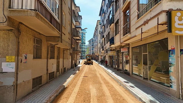 Elazığ Belediyesi, Yeni Mahalle'de asfaltlama çalışmalarını sürdürüyor
