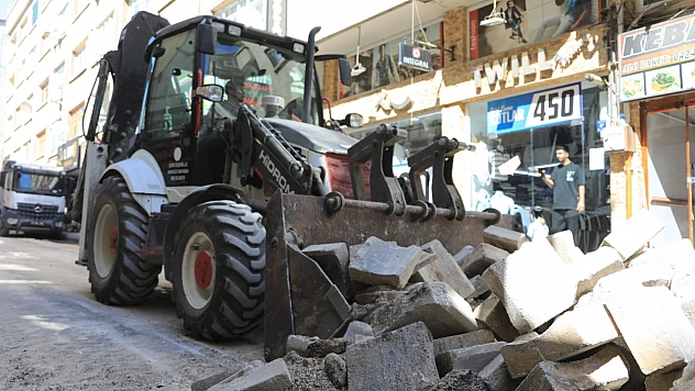 Elazığ Belediyesi, yol yenileme çalışmalarını sürdürüyor