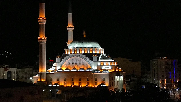 Elazığ'da camilerde eş zamanlı olarak sela sesi