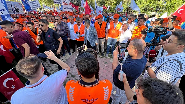 Elazığ'da Kamu İşçileri AK Parti İl Binası Önünde Toplandı