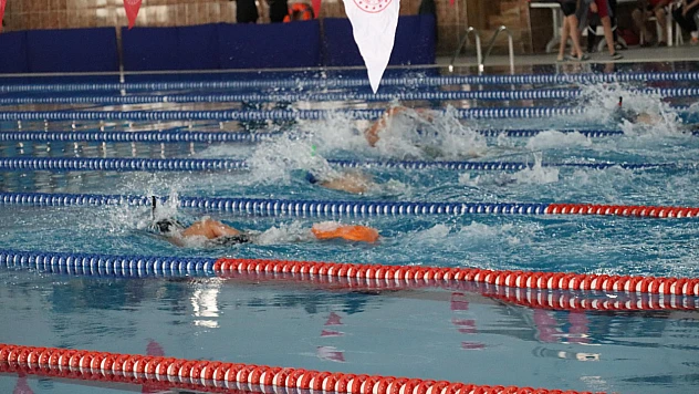 Elazığ'da paletli yüzmede 'Cumhuriyet Kupası' heyecanı