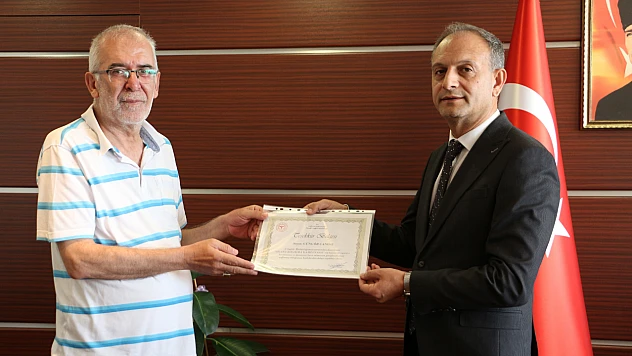 Elazığ'da sigarayı bırakan iki vatandaşa teşekkür belgesi