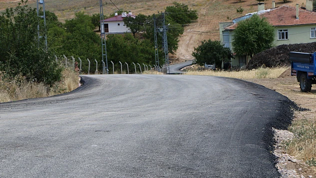 Elazığ İl Özel İdaresi yol yapım çalışmalarını sürdürüyor