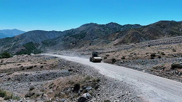 Elazığ'ın kırsalında ulaşım ağı güçleniyor