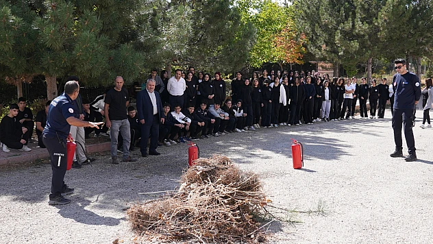 Elazığ İtfaiyesi öğrencilere deprem ve yangınla mücadele eğitimleri veriyor