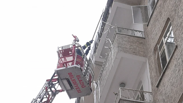 Elazığ İtfaiyesinden buz sarkıtı mesaisi