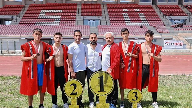 Elazığ'lı güreşçilerden gururlandıran dereceler