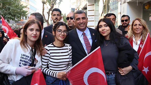 Erol, 29 Ekim'i vatandaşlar ile birlikte kutladı