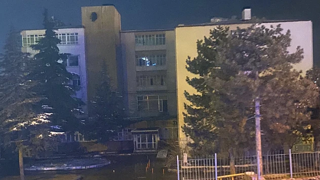 Eski hastane binasını talan ettiler