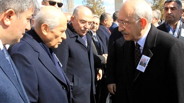 Bahçeli, elini cebinden çıkarıp Kılıçdaroğlu ile tokalaşmadı