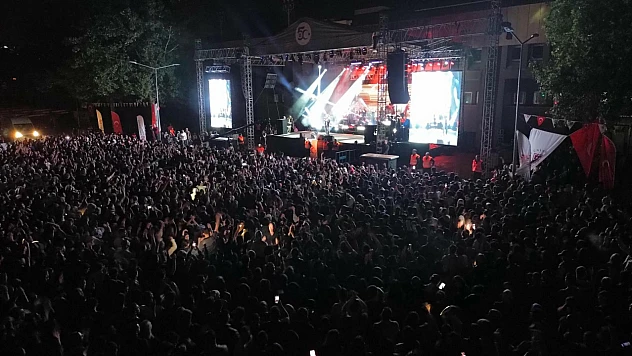 Fırat Üniversitesi 50. Yıl Festivali'nde Emre Altuğ rüzgârı esti