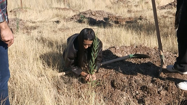 Fırat Üniversitesi öğrencilerinden fidan dikim etkinliği