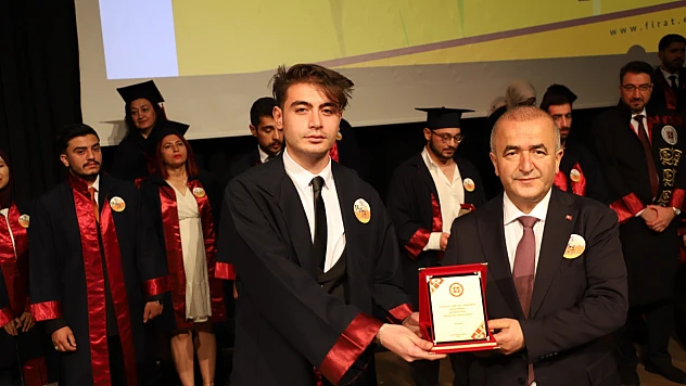 Fırat Üniversitesinde dereceye giren öğrenciler törenle ödüllerini aldı