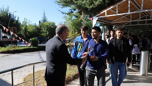 Fırat Üniversitesinde öğrenciler çiçekler karşılandı