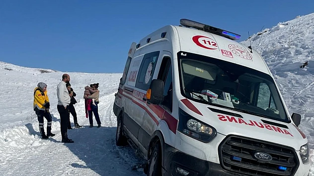 Hasta çocuk greyderle ambulansa ulaştırıldı