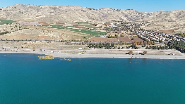 Hazar Gölü'nde temizlik çalışmaları aralıksız sürüyor