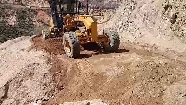 Heyelan nedeniyle zarar gören köy yollarının onarımı sürüyor