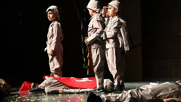 İsmetpaşa İlkokulu'ndan anlamlı defile