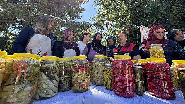 Kadın çiftçiler sebzeyi turşuya dönüştürerek gelir elde ediyor