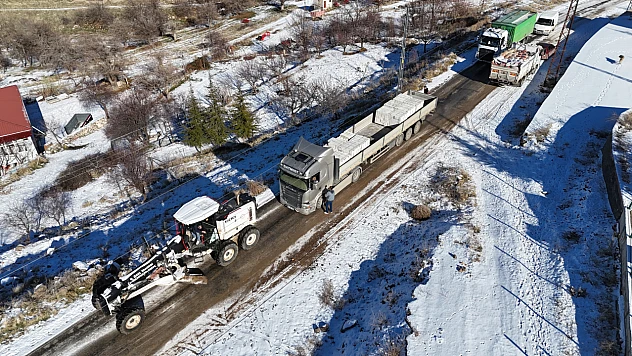 Körpe Köyü'nde yolda kalan tır kurtarıldı