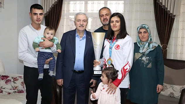 Milletvekili Demirbağ Dünya Şampiyonu Elazığlı Sıla Kartal ile bir araya geldi