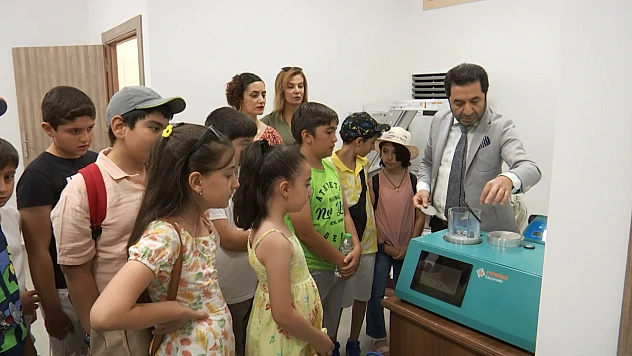 Prof. Dr. Yakuphanoğlu, çocuklara bilimsel çalışmalarını anlattı