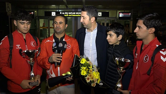 Şampiyonlar havalimanında karşılandı