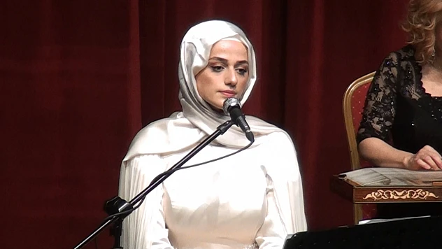 Sanatçı Tokur, 'Aşka Dair Konseri' ile sahne aldı