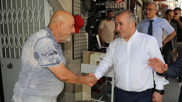 Vali Hatipoğlu, cuma namazı çıkışı esnaf ve vatandaşlarla buluştu