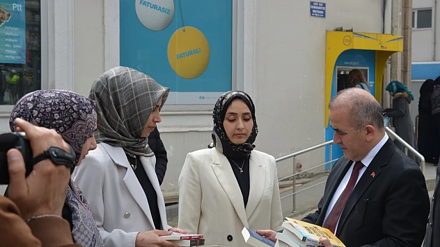Vali Hatipoğlu'nun katılımıyla gerçekleşen kitap okuma etkinliği yoğun ilgi gördü