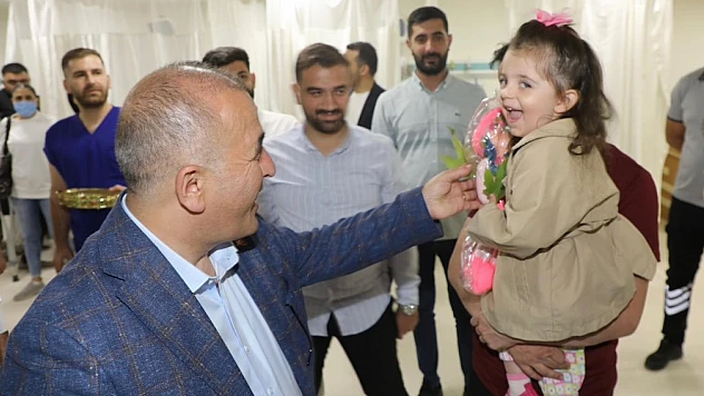 Vali Hatipoğlu ve Milletvekilleri hastalarla bayramlaştı