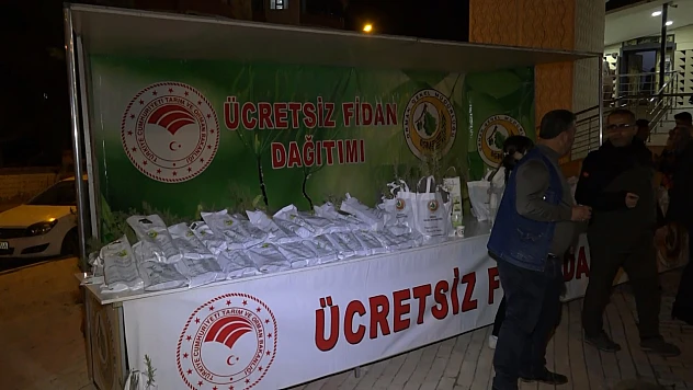 Vatandaşlara ücretsiz fidan dağıtıldı