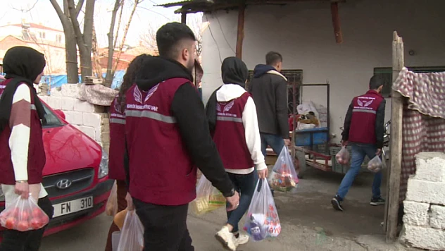 Yardıma muhtaç ailelere ulaşıyorlar 