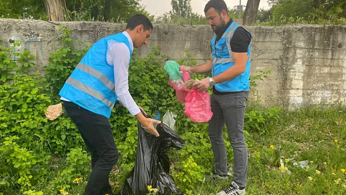 AK Gençlik Sivrice sahilinde kıyı temizliği yaptı