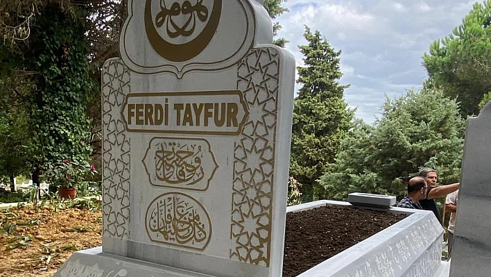 Bahçeli'den, Ferdi Tayfur'un kabrine özel mezar taşı