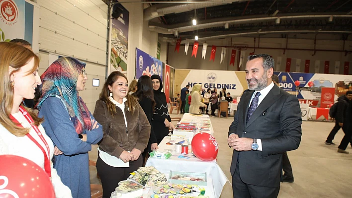 Başkan Şerifoğulları, Ailefest'te ailelerle buluştu Genç çiftin nikahını kıydı