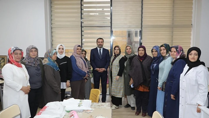 Başkan Şerifoğulları, kursiyerlere katılım belgelerini verdi