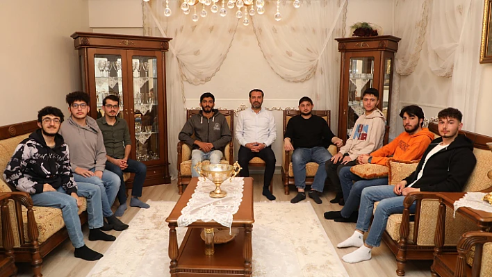Başkan Şerifoğulları öğrencilerini evinde ağırladı 
