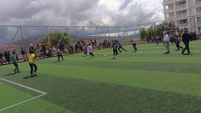 Cumhuriyet Ortaokulu Geleneksel Futbol Turnuvası başladı