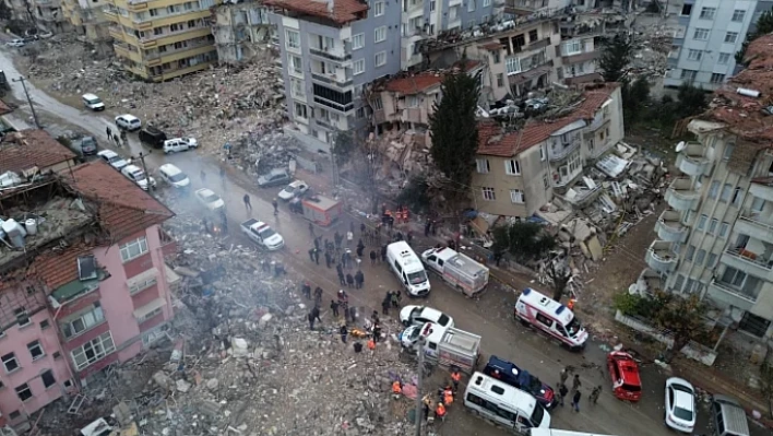 Depremin bıraktığı hasar gün ışığı ile ortaya çıktı