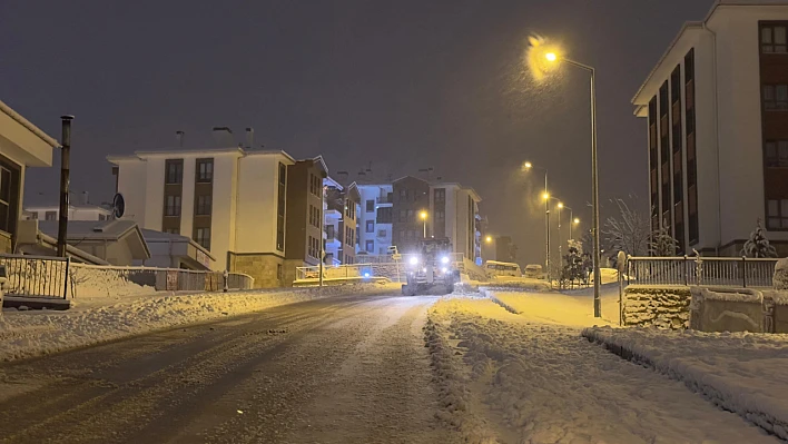 Elazığ Belediyesi ekipleri, karla mücadele için gece gündüz sahada