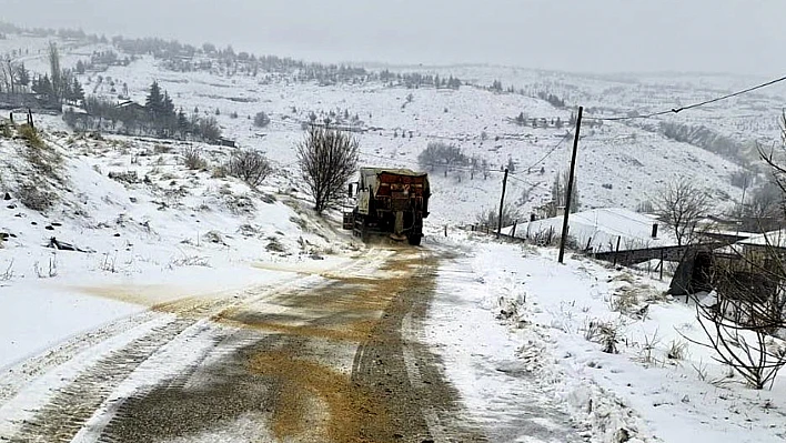 Elazığ Belediyesi karla mücadele çalışmalarına aralıksız devam ediyor