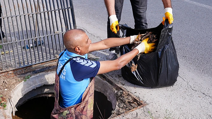 Elazığ Belediyesi yağmur suyu ızgaralarında temizlik çalışması başlattı