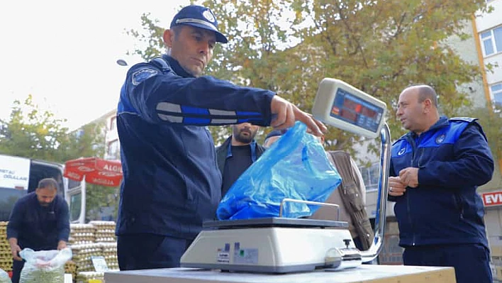 Elazığ Belediyesi zabıta ekiplerinden pazar yerlerine denetim