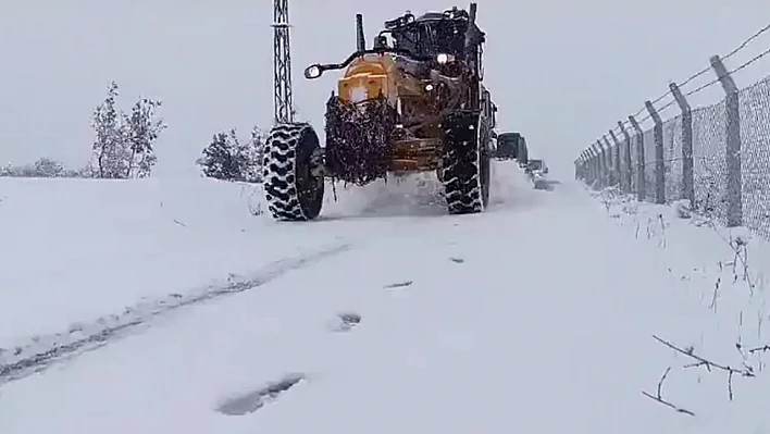 Elazığ'da kar etkisini gösterdi! Ulaşıma kapalı köy yollarında ekipler çalışıyor