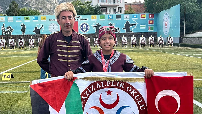 Elazığlı Buğlem Sare'den yeni bir Türkiye derecesi