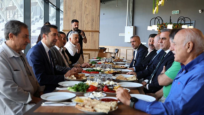 Eski il müdürleri yıllar sonra bir araya geldi