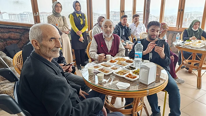 Fırat Üniversitesi Hastanesinde Kanser Haftası nedeni ile bir etkinlik düzenlendi
